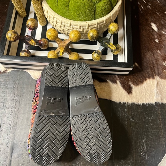 - DANSKO Professional Wildflower Patent Clogs, Women’s 38 dots - Picture 10 of 10